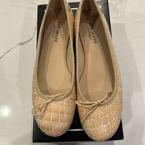 Ballet style leather snake skin flats. Jon Josef brand  Sz 8.5M butter tan color